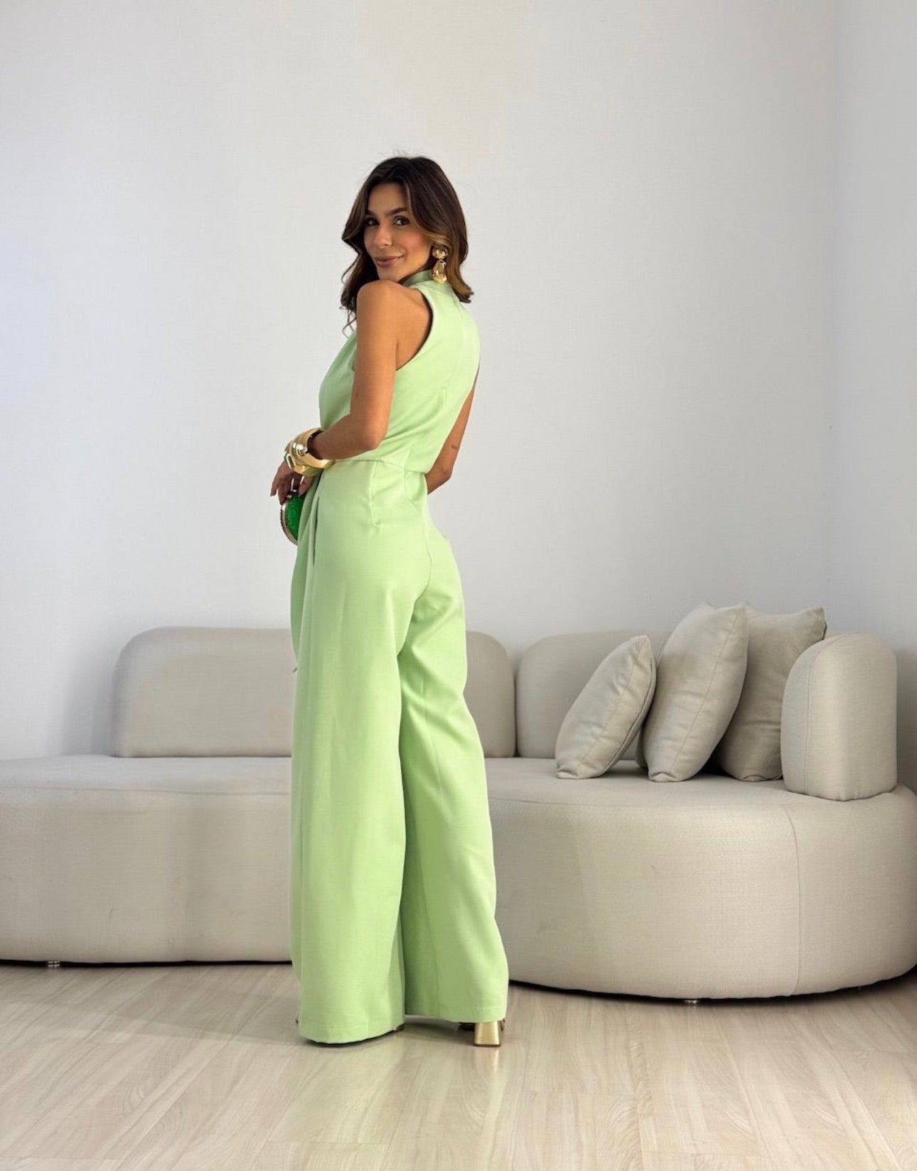 Women’s Elegant Sleeveless Jumpsuit – Contemporary Luxury Outfit
