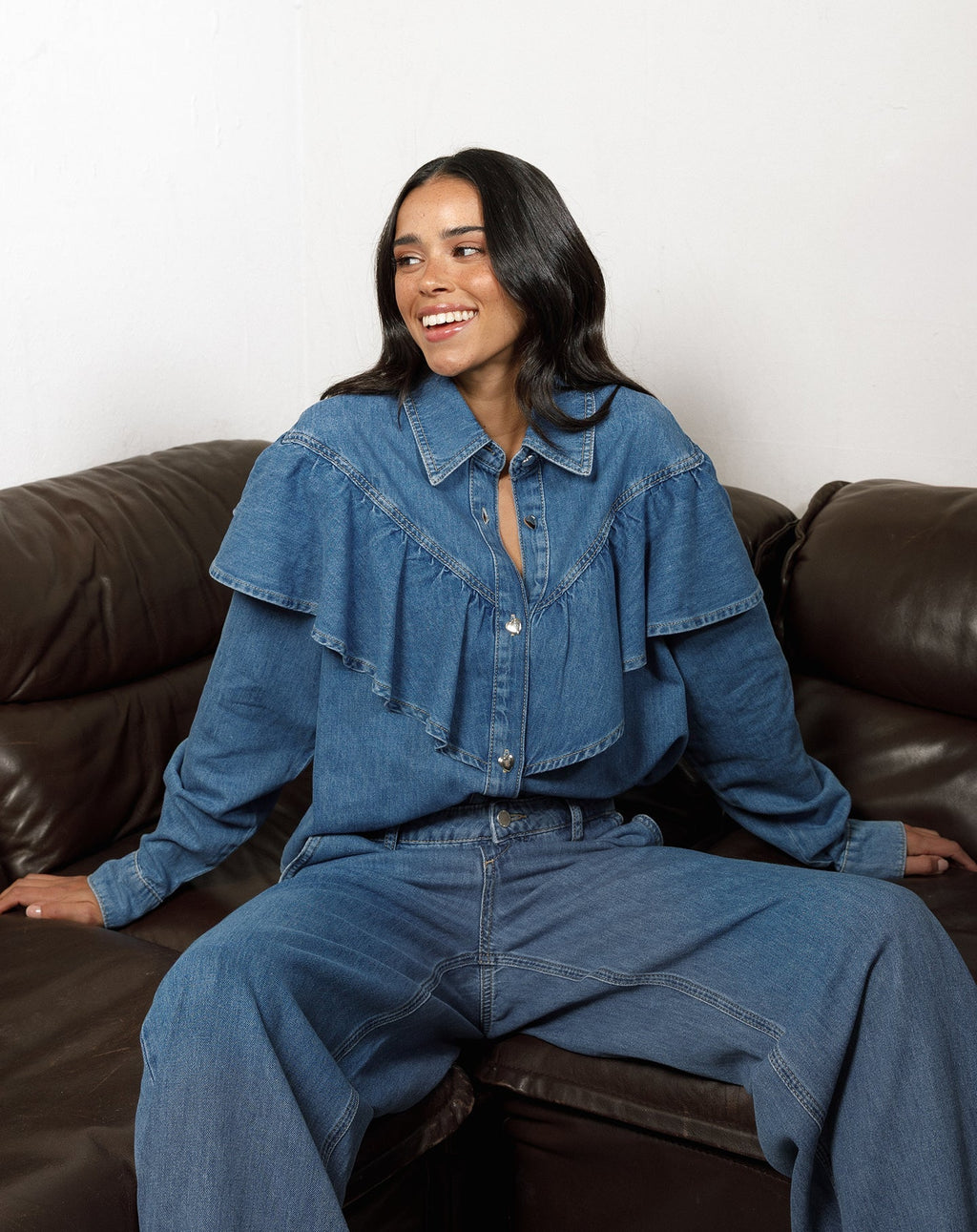 RUFFLE DENIM BLOUSE MID BLUE