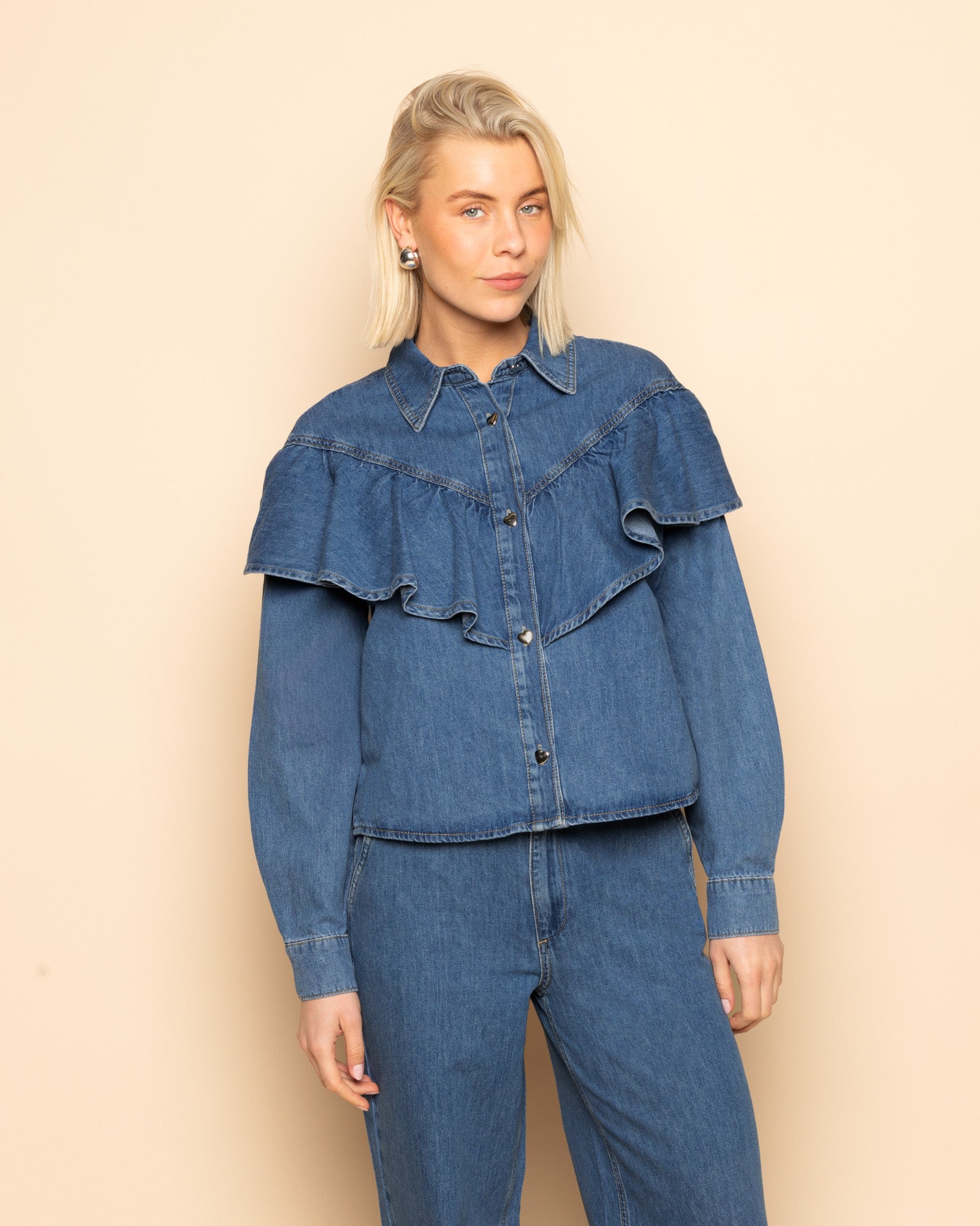 RUFFLE DENIM BLOUSE MID BLUE