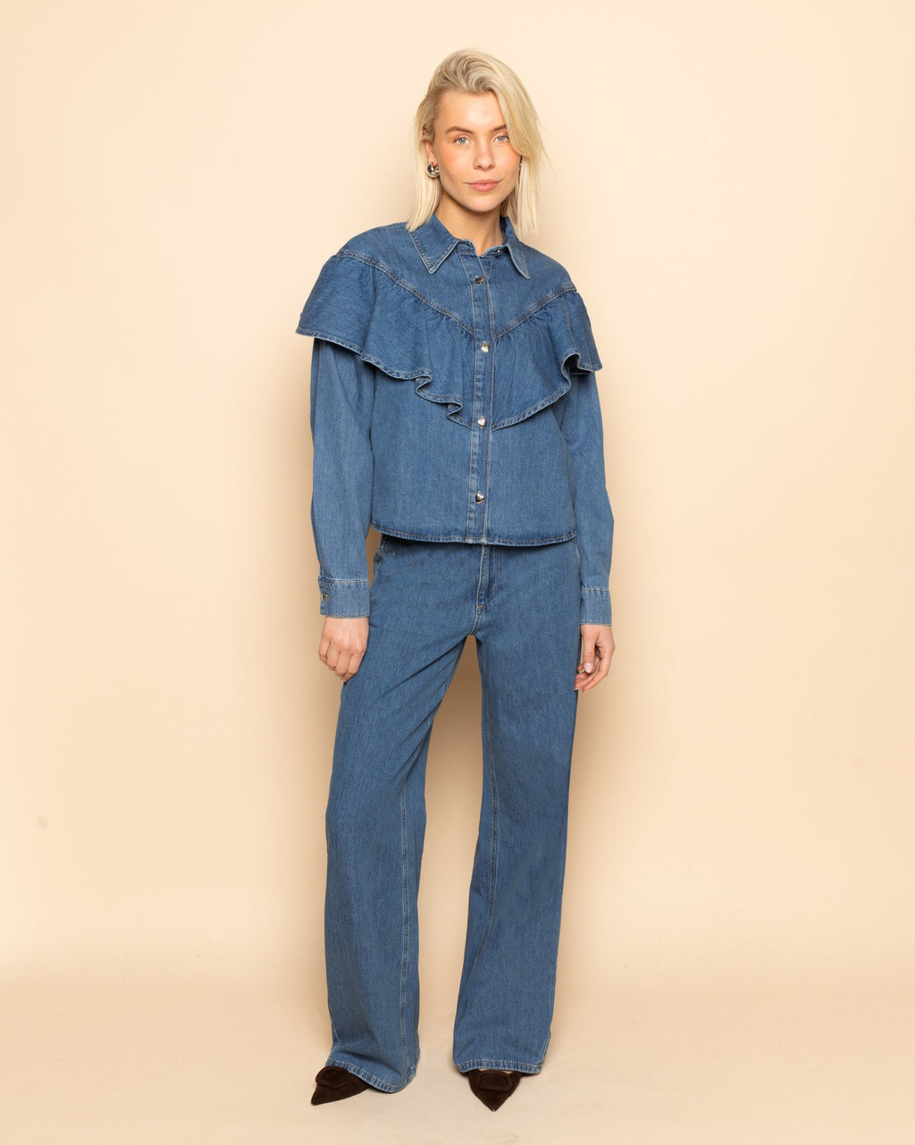 RUFFLE DENIM BLOUSE MID BLUE