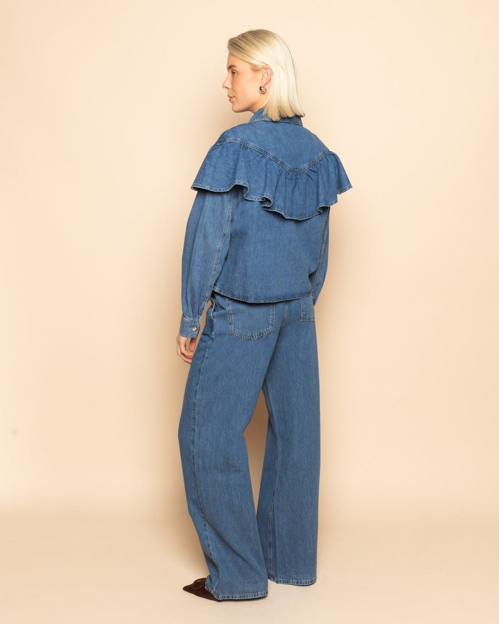 RUFFLE DENIM BLOUSE MID BLUE