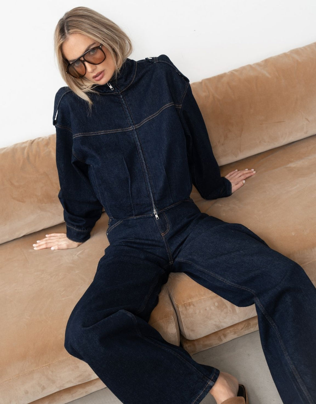 Donkerblauwe Mid Waisted Gestikte Naden - Jeans
